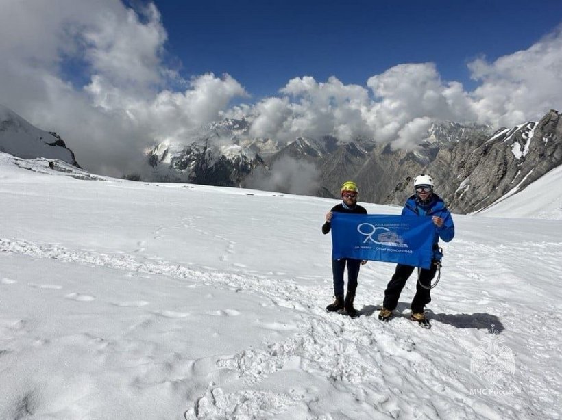 Юбилейный флаг Академии ГПС МЧС России развернули на пике высочайших гор